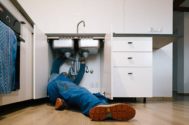 Professional Drain Cleaning technician working in Flora Vista, NM